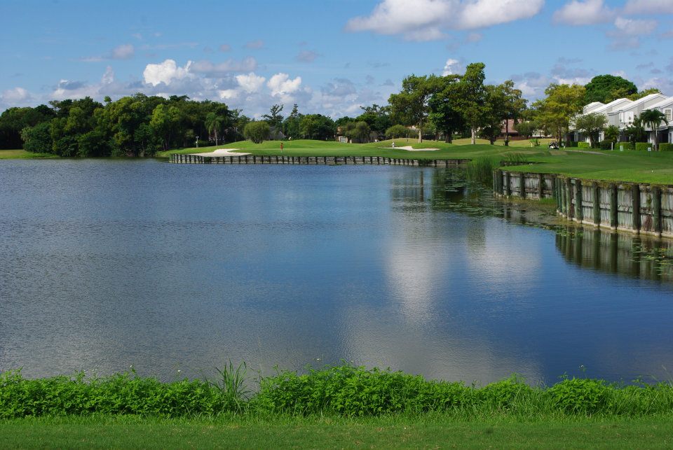 there are a large lake on the golf course