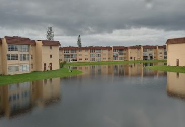 There is a lake and numerous clubhouses - Sunrise lakes phase 3