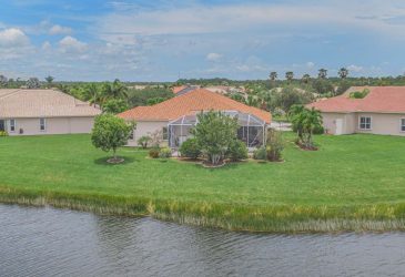 homes on the golf course - Cascades St Lucie West
