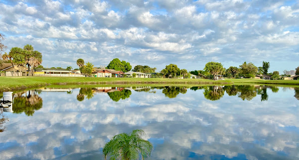 There is a large lake and many homes on the golf course - Lone Pine Golf Club