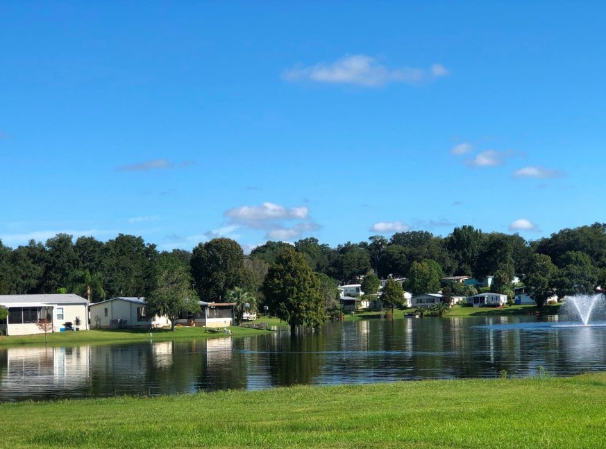 On the golf course, there are many homes on the lake's edge - Water Oak Country Club Estates