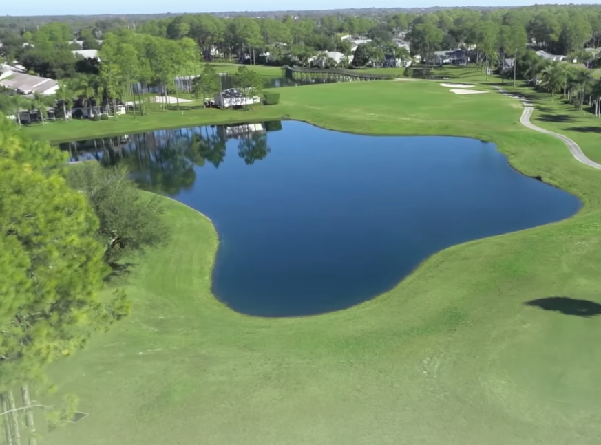 On the golf course, there are two lakes and a large number of houses - Heritage Pines Country Club