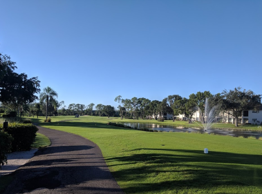 Golf course with lake - Hideaway Country Club