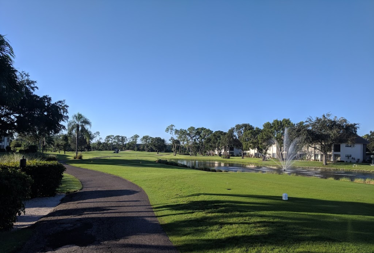 Golf course with lake - Hideaway Country Club
