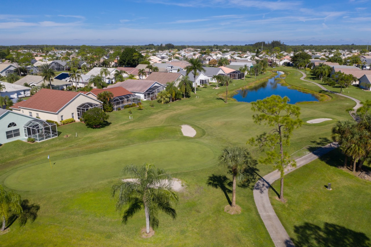 Homes and lake in golf course - Sabal Springs Golf and Racquet Club