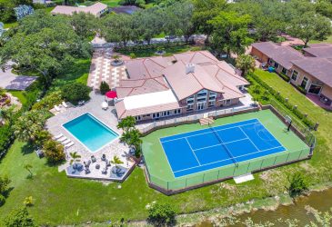 Golf Home - 4205 6 Bedroom 5 Bathroom Heated Pool with Basketball Court in Coral Springs