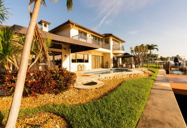 Golf Home - Five Bedroom Luxe Villa on Deep Water Intracoastal